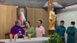 Đoạn video trên YouTube vào ngày 22/3/2023 cho thấy nhóm cán bộ ở xã Đắk Nông, huyện Ngọc Hồi, tỉnh Kontum, xông vào lấy sách, buộc linh mục phải dừng cử hành thánh lễ.