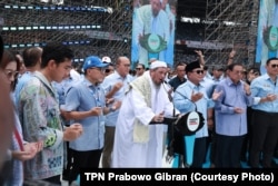 Pasangan calon presiden Prabowo Subianto dan Gibran Rakabuming Raka berdoa bersama dalam kampanye akbar di Stadion Gelora Bung Karno, Jakarta, Sabtu, 10 Februari 2024. (Foto: TPN Prabowo Gibran)