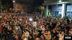 Učesnici 22. protesta "Srbija protiv nasilja" ispred zgrade RTS-a (foto: FoNet)