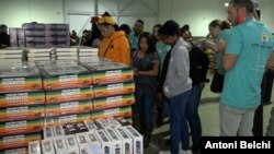 Padres y niños se dan cita en un almacén del barrio de Wynwood de Miami, en Florida, donde estos días se organizan entrega de regalos para la población más necesitada.