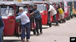 অটোরিকশা চালকরা কলম্বোতে একটি জ্বালানি স্টেশনের কাছে গ্যাস কেনার জন্য লাইনে দাঁড়িয়েছে। ১৩ এপ্রিল, ২০২২। ফাইল ছবি।