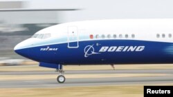 FILE: Sebuah pesawat Boeing 737 Max dipamerkan di Farnborough International Airshow, di Farnborough, Inggris, 20 Juli 2022. (REUTERS/Peter Cziborra)