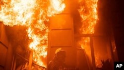 Zjarrfikësit mundohen të shuajnë zjarrin e shkaktuar nga sulmet ruse në Odesa