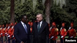 Rais wa Senegal Macky Sall alipomkaribisha raisi wa Uturuki Tayyip Erdogan ikulu iliyoko Dakar, terehe 28 Januari 2020. Picha na REUTERS/Zohra Bensemra. 