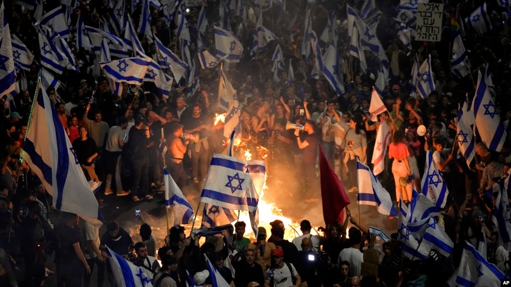 以色列抗议人士在特拉维夫架设篝火，封锁高速公路，反对政府的司法改革。（2023年3月26日）(photo:VOA)