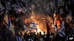 以色列抗议人士在特拉维夫架设篝火，封锁高速公路，反对政府的司法改革。（2023年3月26日）