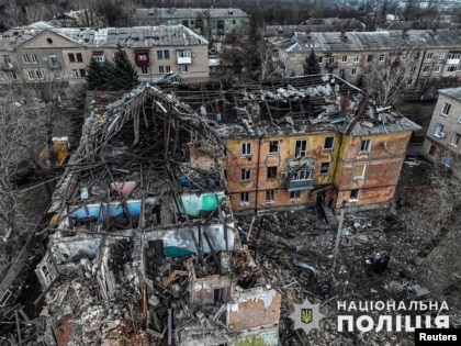 Pogled iz vazduha na stambenu zgradu teško oštećenu u ruskom raketnom napadu na grad Seljdove u Donjeckoj oblasti, 8. februara 2024.  