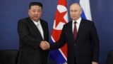 资料照片: 2023年9月13日，俄罗斯总统普京和朝鲜领导人金正恩在俄罗斯会晤时握手