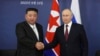 资料照片：2023年9月13日，俄罗斯总统普京和朝鲜领导人金正恩在俄罗斯齐奥尔科夫斯基会晤时握手。（美联社照片）
