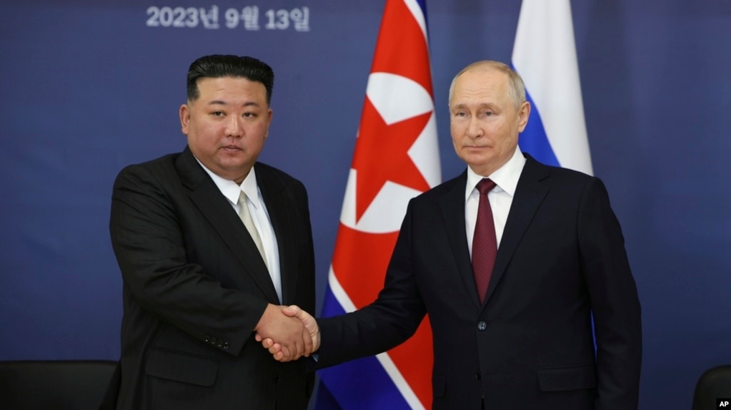 资料照片：2023年9月13日，俄罗斯总统普京和朝鲜领导人金正恩在俄罗斯齐奥尔科夫斯基市外的东方航天发射场会晤时握手。（美联社照片）(photo:VOA)