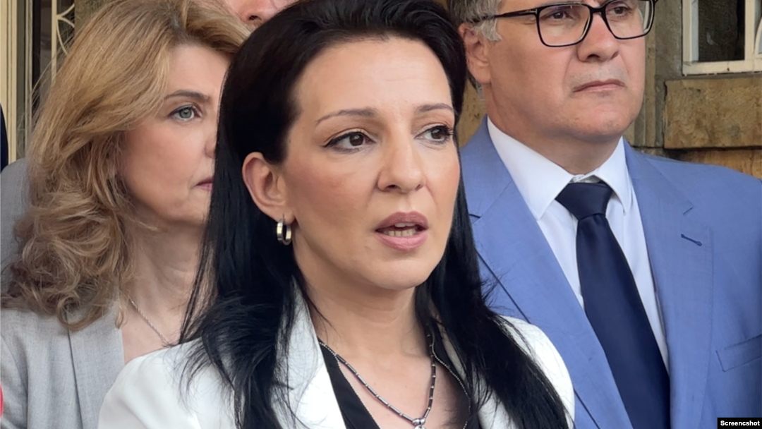 Predsednica Anketnog odbora Marinika Tepić na konferenciji za novinare ispred stare Skupštine
