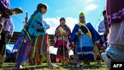امریکی ریاست اوکلوہاما کے قدیم قبائلی علاقے میں ایک تقریب کے دوران رقص کی محفل۔ 30 ستمبر 2023