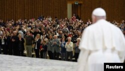 ভ্যাটিকানে রোমান ক্যাথলিক চার্চের অনুসারীদের সাথে একটি সভায় যোগ দিয়েছেন পোপ ফ্রান্সিস। ২৫ মার্চ, ২০২৩। 