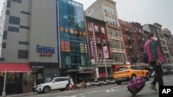 Gedung enam lantai dengan tembok kaca di kawasan Chinatown kota New York, dipercaya sebagai kantor polisi luar negeri China.