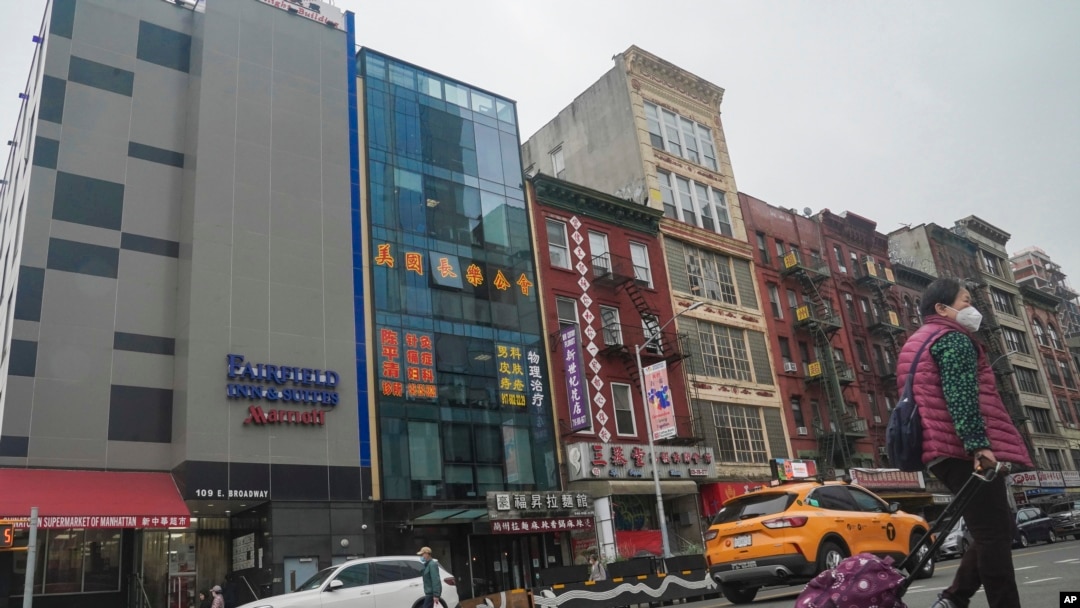 En este edificio de seis plantas en el barrio chino de la ciudad de Nueva York se cree que operaba la estacion de policía de China.
