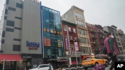 Façade d'un bâtiment qui, selon les autorités américaines, a servi de bureau de police à l'étranger pour la Chine, dans le quartier de Chinatown à New York, le 17 avril 2023.