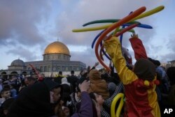 Warga Palestina menghadiri perayaan hari raya Idulfitri di Masjid Dome of the Rock di kompleks Masjid Al Aqsa di Kota Tua Yerusalem, Jumat, 21 April 2023. (AP/Mahmoud Illean)