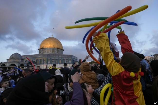 Warga Palestina menghadiri perayaan hari raya Idulfitri di Masjid Dome of the Rock di kompleks Masjid Al Aqsa di Kota Tua Yerusalem, Jumat, 21 April 2023. (AP/Mahmoud Illean)