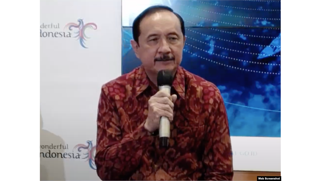 Kepala Dinas Pariwisata provinsi Bali, Tjok Bagus Pemayun memaparkan rencana pungutan bagi wisatawan asing yang diterapkan 2024. (foto: screenshot)