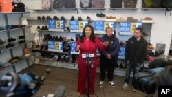 Wali kota San Francisco London Breed dalam konferensi pers di toko ritel Footprint di San Francisco, didampingi pemilik toko Mike Hsu (kanan) dan Presiden asosiasi polisi Tracy McCray, Kamis, 25 Januari 2024. (AP/Eric Risberg)