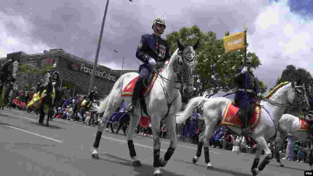 Las calles de Bogotá se engalanaron con los hombres y mujeres de las Fuerzas Militares que hacen parte del Desfile Militar y Policial en honor al pueblo colombiano este 20 de julio. FOTO: Johan Reyes, VOA.&nbsp;