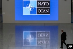 북대서양조약기구(NATO) 본부 건물 로비에 걸려 있는 나토 로고 (자료사진)