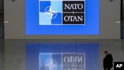 북대서양조약기구(NATO) 본부 건물 로비에 걸려 있는 나토 로고 (자료사진) 