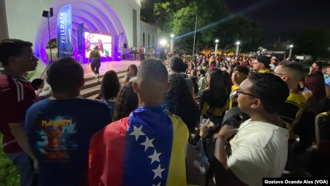 Fanáticos de la selección venezolana se reúnen en la plaza de La República en Maracaibo, Venezuela, para ver el partido entre la Vinotinto y Jamaica, el domingo 30 de junio de 2024.