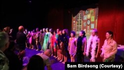 Una audiencia en Nueva Orleans, Louisiana, aplaude a la Compañía de Danza Melange después de la presentación en junio de 2023 de "The UpStairs Lounge", una obra original que recuerda el mortal ataque incendiario de 1973 en el UpStairs Lounge de la ciudad. Foto de Samuel Birdsong.