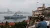 Los cubanos observan a la fragata rusa Almirante Gorshkov mientras ingresa a la bahía de La Habana, Cuba, el 12 de junio de 2024.&nbsp;