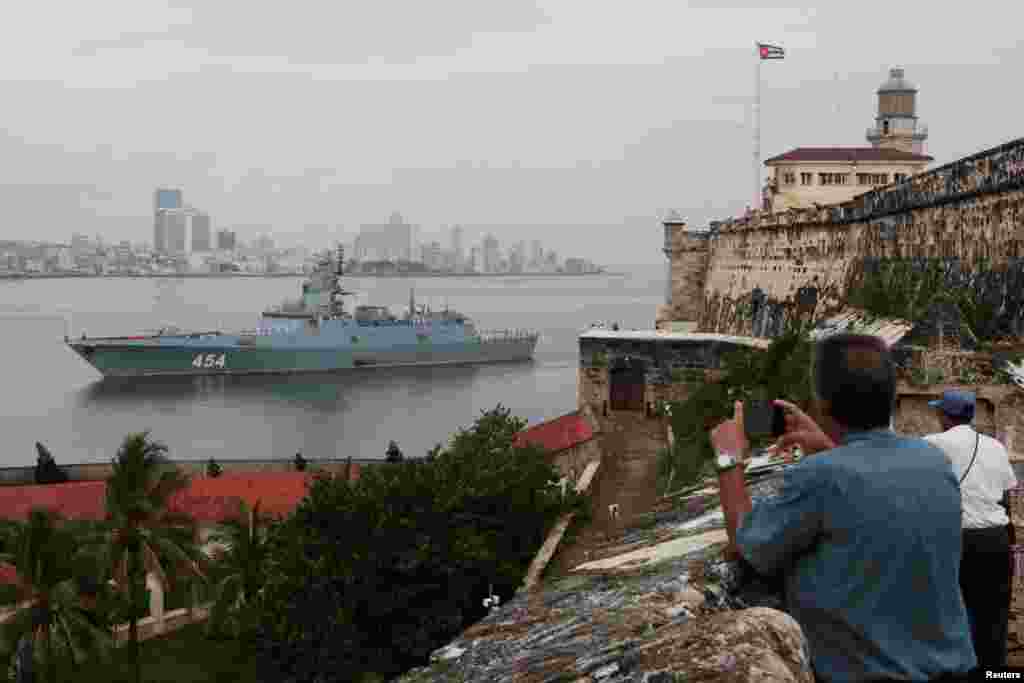 Los cubanos observan a la fragata rusa Almirante Gorshkov mientras ingresa a la bahía de La Habana, Cuba, el 12 de junio de 2024.&nbsp;