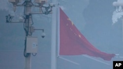资料照：中国军队士兵在被雾霾笼罩的天安门广场升起国旗。（2019年3月5日）