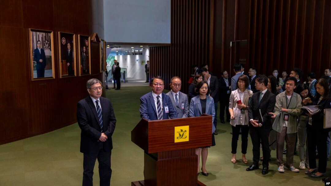 Anggota parlemen Eric Chan Kwok-ki memberikan keterangan kepada pers setelah RUU (Amandemen) Dewan Distrik, yang merombak pemilihan dewan distrik, disahkan di Hong Kong, 6 Juli 2023.