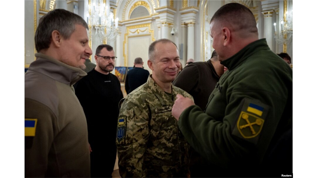 Panglima Angkatan Bersenjata Ukraina Kolonel Jenderal Oleksandr Syrskyi berbicara dengan pendahulunya Valerie Zaluzhnyi setelah menganugerahkannya Bintang Emas Pahlawan Ukraina di Kyiv, Ukraina 9 Februari 2024. (Pers Kepresidenan Ukraina Layanan/Handout via REUTERS)