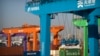 资料照：中国天津港的吊车正在搬运集装箱。(2023年1月16日)