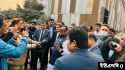 দিনাজপুরের সদর ও পার্বতীপুর উপজেলায় অবৈধ মজুদ বিরোধী অভিযান শেষে সাংবাদিকদের সাথে কথা বলছেন বাংলাদেশের খাদ্যমন্ত্রী সাধন চন্দ্র মজুমদার। ৯ ফেব্রুয়ারি, ২০২৪। 