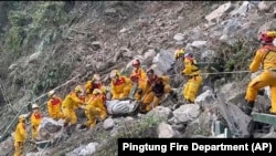 台湾屏东救援人员在花莲太鲁阁国家公园搜救地震灾区死难者与幸存者。（2024年4月4日）