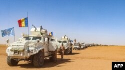 Des soldats tchadiens de la Minusma se dirigeant en convois vers la ville de Gao, après s'être retirés de leurs bases de Tessalit et Aguelok dqns le Nord du Mali, le 25 octobre 2023.