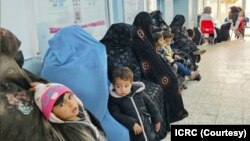 عکس آرشیف از زنان و کودکان افغان در یک مرکز درمانی