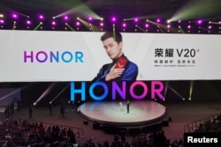 资料照：中国影视明星胡歌为华为的荣耀V20手机做广告。（2018年12月26日）