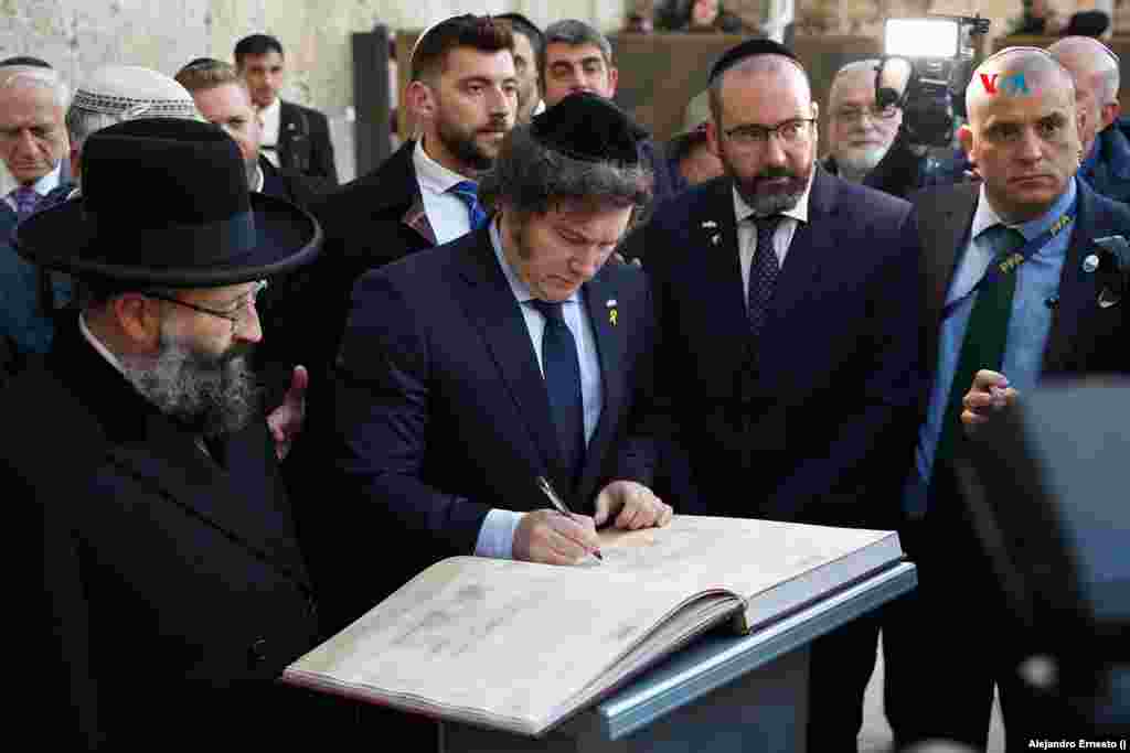 El presidente de Argentina, Javier Milei, firma el libro de visitantes en el Muro de las Lamentaciones, en Jerusalén.