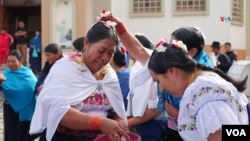 Mujres realizan un ritual en medio de la fiesta por el Pawkar Raymi, en Ecuador. [Foto cortesía de Pawkar Raymi Peguche].