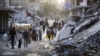流离失所的巴勒斯坦人走在加沙南部城镇汗尤尼斯的街道上。(2024年7月5日)