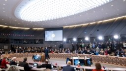Para pejabat menghadiri pertemuan Menteri Luar Negeri NATO tentang Ukraina di Markas Besarnya di Brussels, Belgia 29 November 2023. (SAUL LOEB/Pool via REUTERS)