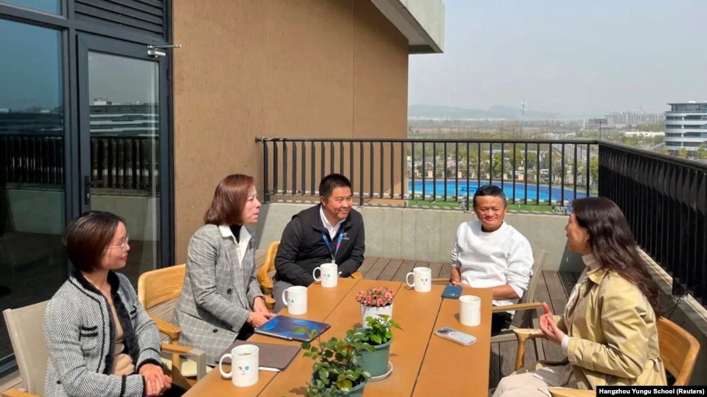 阿里巴巴创办人马云在杭州参观云谷学校。（2023年3月27日）(photo:VOA)