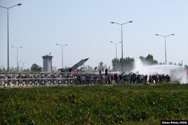 İncirlik Hava Üssü’ne girmeye çalışan kalabalığa polis biber gazı ve tazyikli su ile müdahale etti.