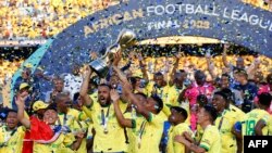 Les joueurs des Mamelodi Sundowns célèbrent leur titre de la Ligue africaine de football contre le Wydad, Pretoria, le 12 novembre 2023.