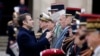 资料照片：2024年2月19日，法国总统马克龙在巴黎国家荣军院举行的军事仪式上为一名特种部队成员授勋。（美联社照片）