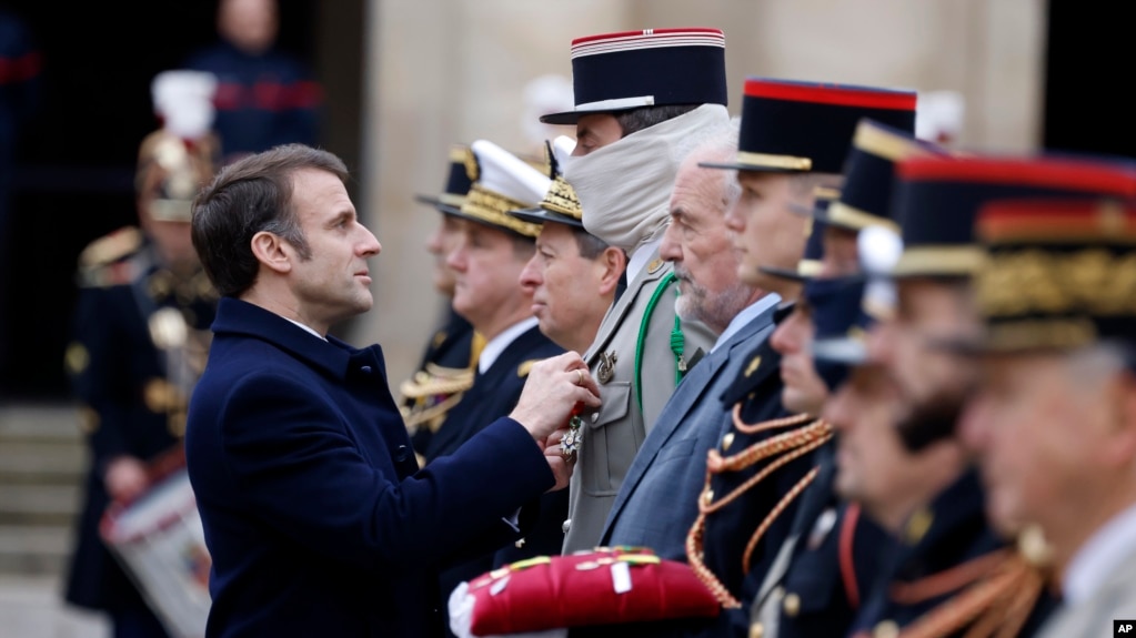 资料照片：2024年2月19日，法国总统马克龙在巴黎国家荣军院举行的军事仪式上为一名特种部队成员授勋。（美联社照片）(photo:VOA)
