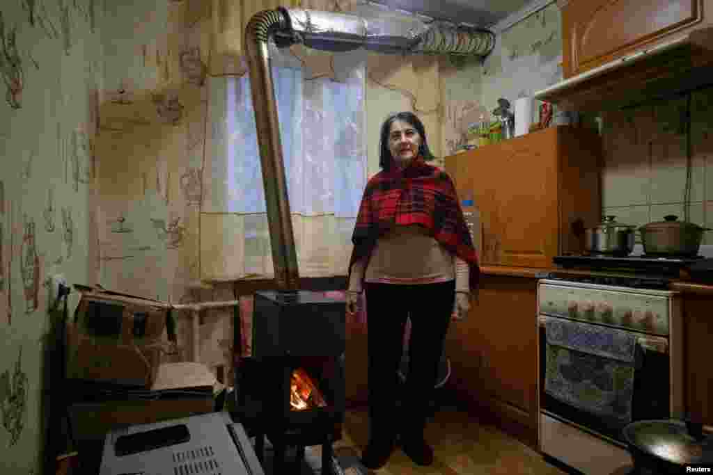 Alyna&nbsp;Platonova, de 75 años, sobrevive calentando su casa con leña que recoge en las carreteras principales de Lyman. Los voluntarios dejan la leña para que la recojan los lugareños.